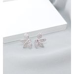 Brinco Meia Flor Cravejado Zircônias Banhado a Prata 