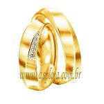 Aliança de noivado ou casamento torcida em ouro 18K cravada com 5 diamantes largura de 5,00mm