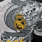 Camisa Real Madrid 2024/25 Edição Especial Dragão Jogador - Branco/Preto detalhe Amarelo