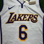 NBA Los Angeles Lakers LeBron James #6 - Jogador Silk - Branco/ Gola V