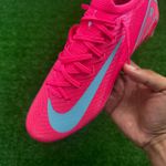 Chuteira Campo Nike Air Zoom Mercurial Vapor 16 Elite (FG) – Rosa/Azul