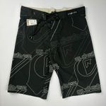 Bermuda Surf Quiksilver com escrita preta e branca