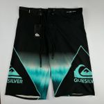 Bermuda Surf Quiksilver com degrade azul e preta