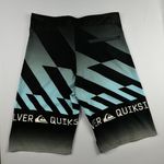 Bermuda Surf Quiksilver cinza, azul e preta