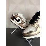 Tênis Nike SB Dunk Low - Branco/Ouro velho
