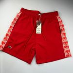 Bermuda Tactel lacoste vermelha com detalhes nos cantos