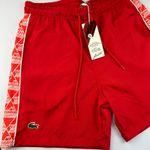Bermuda Tactel lacoste vermelha com detalhes nos cantos