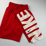 Bermuda Tactel nike vermelha com detalhe no canto direito 