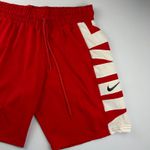 Bermuda Tactel nike vermelha com detalhe no canto direito 