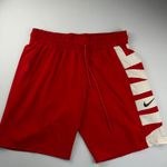 Bermuda Tactel nike vermelha com detalhe no canto direito 