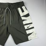 Bermuda Tactel nike cinza com detalhe no canto direito