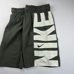 Bermuda Tactel nike cinza com detalhe no canto direito