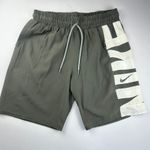 Bermuda Tactel nike cinza com detalhe no canto direito