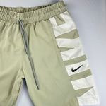 Bermuda Tactel nike off white com detalhe no canto direito 