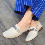 Sapato Social Feminino em Couro com fivela cor off white