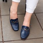 Sapato Social Feminino em Couro com fivela cor Azul Marinho