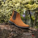 KIT BOTA CHELSEA E CINTO COURO NOBUCK AVELUDADO CARAMELO.