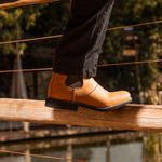 BOTA CHELSEA ANATÔMICA COURO HIDROFUGADO CARAMELO