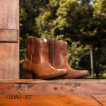 BOTA FEMININA WESTERN CANO BAIXO COURO CARAMELO