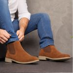 Botina Chelsea Masculina Couro Legítimo Nobuck + Carteira - Caramelo