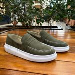 Mocassim Masculino Sola Alta Loafer Derby em Camurça - Oliva