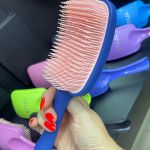 ESCOVA RAQUETE DESEMBARAçANTE CORES SORTIDAS