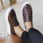 Slip On Couro Tressê Café Cloud