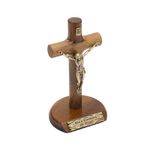 Crucifixo Madeira Cilíndrica de mesa 12cm -Eis o Cordeiro de Deus"