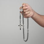 Terço São Bento Hematita 8mm com Medalhas no Pai Nosso