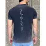 Camiseta Masculina Estonada com Estampa de Rosas nas Costas