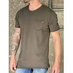 Camiseta Masculina Assimétrica com Bolso Frontal 