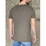 Camiseta Masculina Assimétrica com Bolso Frontal 