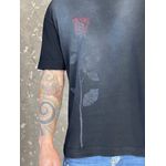 Camiseta Oversized Estonada com Estampa de Rosa 
