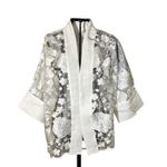Kimono Yang Linho e Tule Rendado Branco Abraço Do Dragão Prata