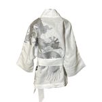 Kimono Yang Linho e Tule Rendado Branco Abraço Do Dragão Prata