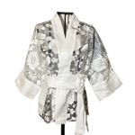 Kimono Yang Linho e Tule Rendado Branco Abraço Do Dragão Prata