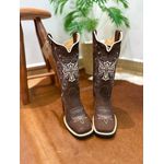 BOTA TEXANA EM COURO NOBUCK CHOCOLATE BORDADO CRUZ BRANCA E BEGE