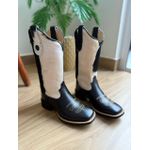 BOTA TEXANA EM COURO LATEGO PELOS E VACA MALHADA PRETO E BRANCO BORDADO FLORAO
