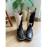 BOTA TEXANA EM COURO LATEGO PELOS E VACA MALHADA PRETO E BRANCO BORDADO FLORAO