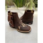 KIT BOTINA EM COURO BORDADO NOSSA SENHORA E CAVALO + BAINHA + CANIVETE