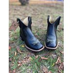 BOTINA EM COURO PRETO BORDADO BRANCO