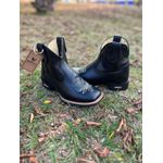 BOTINA EM COURO PRETO BORDADO BRANCO