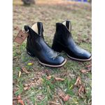 BOTINA EM COURO PRETO BORDADO BRANCO