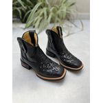 BOTINA CANO MÉDIO COURO PRETO A LASER ALL BLACK COM METAIS