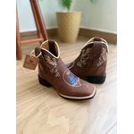 BOTINA CANO MÉDIO EM COURO MARROM BORDADO NOSSA SENHORA AZUL