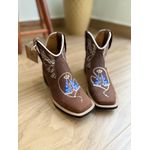 BOTINA CANO MÉDIO EM COURO MARROM BORDADO NOSSA SENHORA AZUL