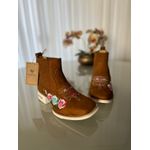 BOTINA EM COURO NOBUCK BORDADO FLORES SOLADO BRANCO