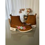 BOTINA EM COURO NOBUCK BORDADO FLORES SOLADO BRANCO