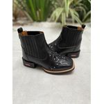 BOTINA EM COURO PRETO ALL BLACK COM METAIS 