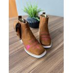 KIT BOTINA EM COURO NOBUCK CARAMELO BORDADO ROSA + BAINHA + CANIVETE + NOME 